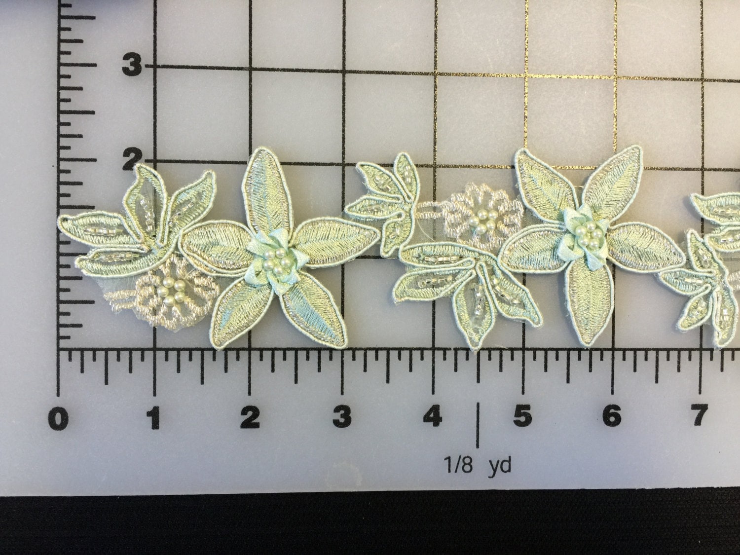 Floral Gestickte Schleife. Perle Perlenborte, Brautschmuck, Brautborte, Motiv Perlen. Meterware. Col. Mintgrün Floral Gestickte Schleife. Perle Perlenborte, Brautschmuck, Brautborte, Motiv Perlen. Meterware. Col. Mintgrün von AnafrezNotions