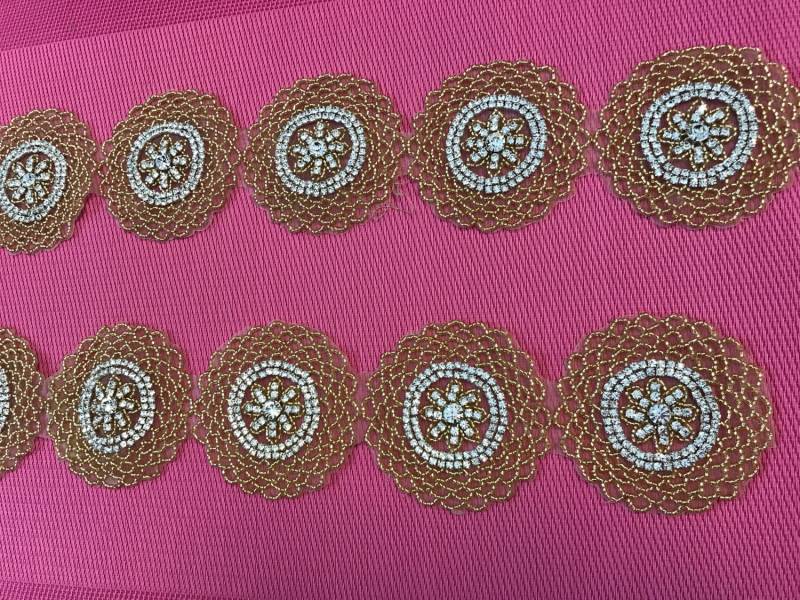 Meterware. Perlen Strass Applikationen. Runde Applikationen, Perlenapplikationen, Diy-Projekte, Brautschmuck Meterware. Perlen Strass Applikationen. Runde Applikationen, Perlenapplikationen, Diy-Projekte, Brautschmuck von AnafrezNotions