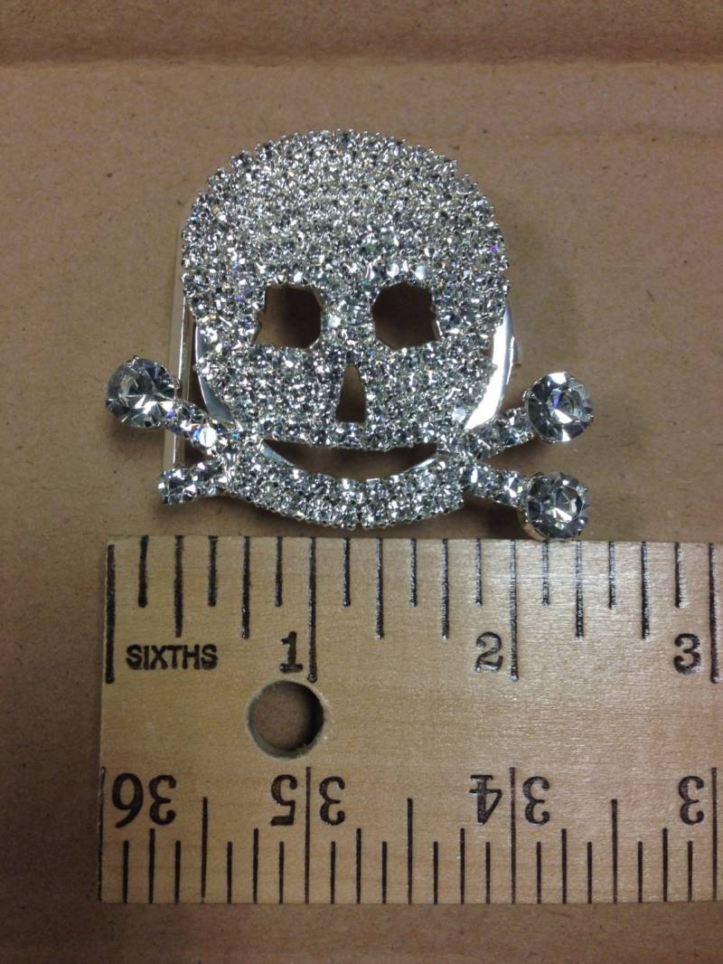 Skull Schnalle Kristall Strassstein Schieber. Hergestellt in Tschechien.verkauft Pro Stück Skull Schnalle Kristall Strassstein Schieber. Hergestellt in Tschechien.verkauft Pro Stück von AnafrezNotions