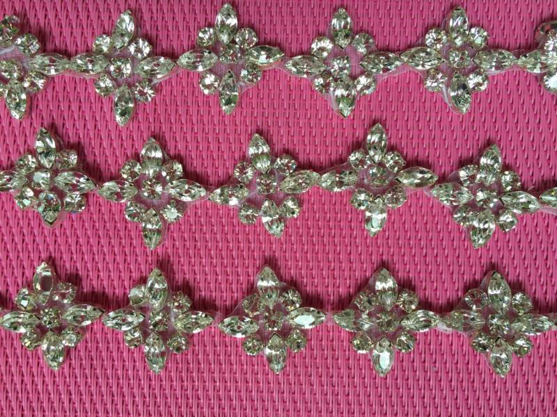 Strassapplikationen, Strass Zierde, Strass Schärpe, Strass Kristalle Applikation, Glas Strass. 2, 5cm Breit. Meterware Strassapplikationen, Strass Zierde, Strass Schärpe, Strass Kristalle Applikation, Glas Strass. 2, 5cm Breit. Meterware von AnafrezNotions