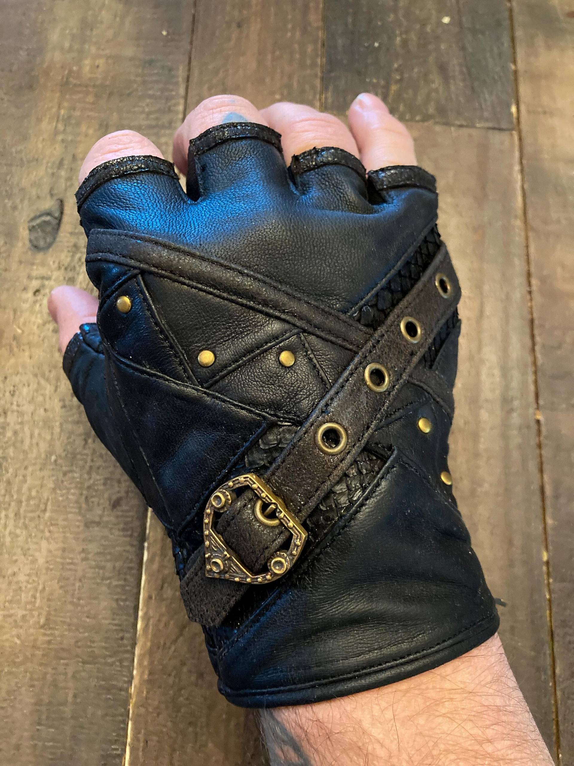 Cloudbreaker Fingerlose Lederhandschuhe - Unisex | Python Handarbeit Kostüm Schwarz Messing von AnahataDesign