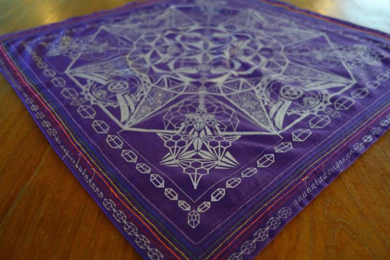 Hella Sacred™ Edelstein Tessaract Hundehalstuch, Handgemacht, Super Weich, Handgenäht, Festivalkleidung, Lila, Silber von AnahataDesign