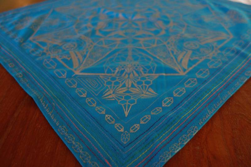 Hella Sacred™ Edelstein Tessaract Hundehalstuch, Handgemacht, Super Weich, Handgenäht, Festivalkleidung, Türkis, Silber von AnahataDesign