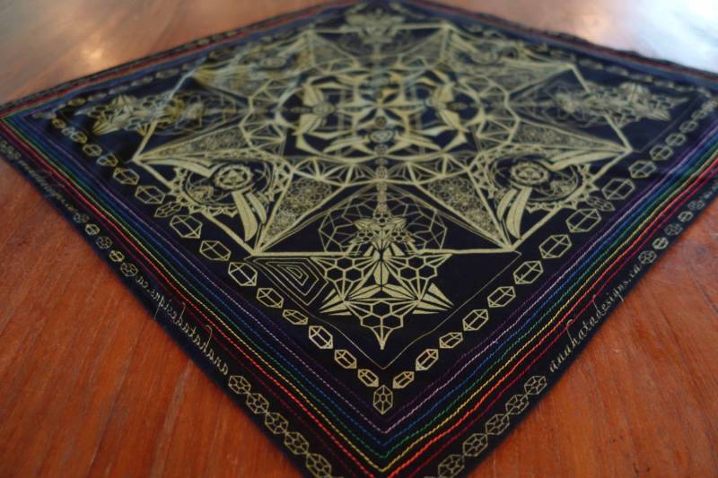 Hella Sacred™ Gem Tessaract Hundehalstuch, Handgemacht, Superweich, Handgenäht, Festivalkleidung, Schwarz, Gold von AnahataDesign