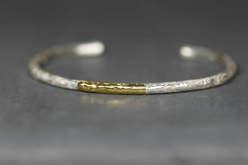 Geschmiedeter Armreif, Silber Mit Feingold, Struktur Geschmiedet Rundprofil, Handarbeit Recycelt, Unikat, Massive Armspange, Silberarmreif von AnaisSchmiedet