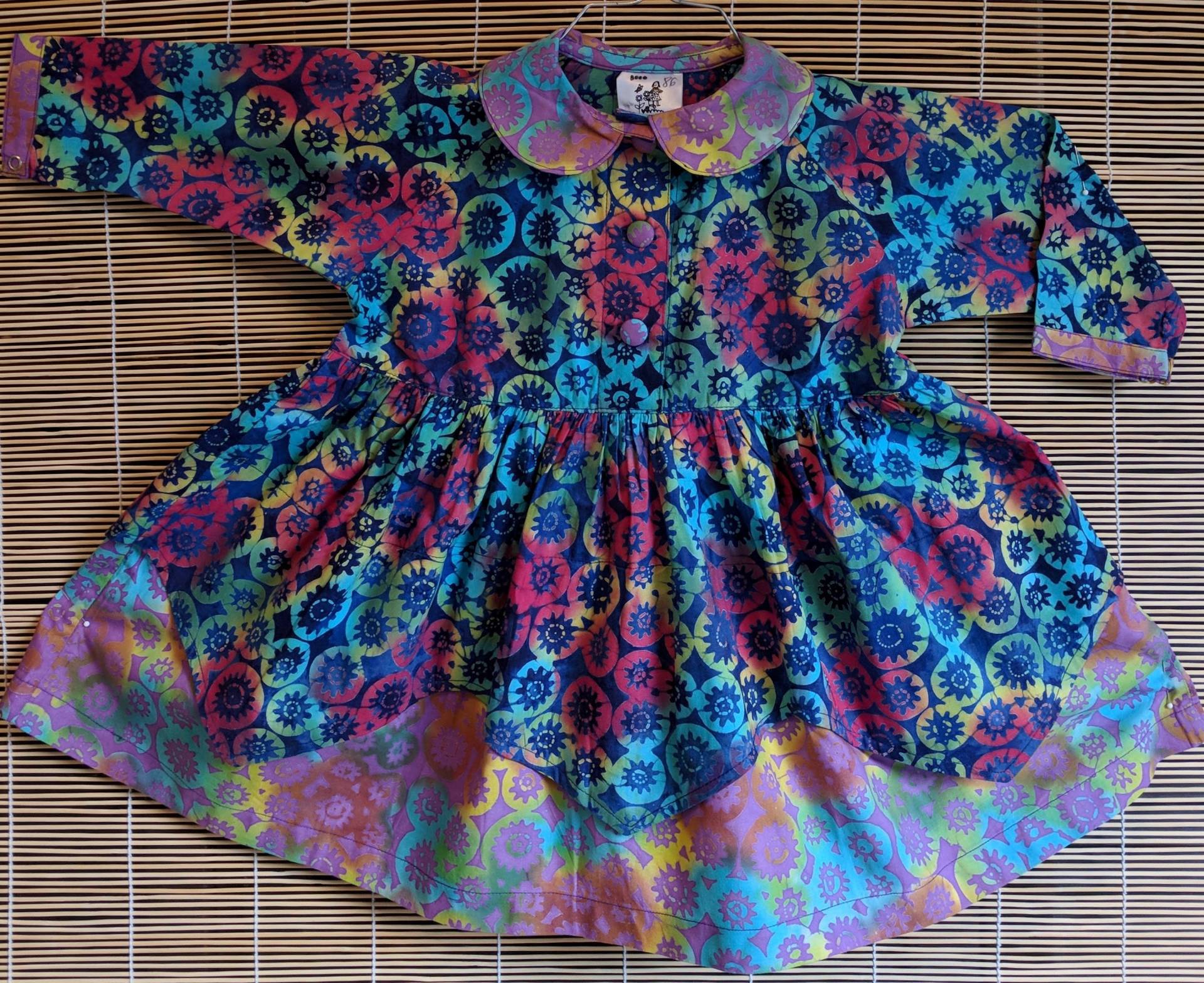 Ein Buntes Hübsches Kleidchen Für Mädchen - Modell Lotus, Blau-Violett, 100% Baumwolle, Batik von AnakBobok