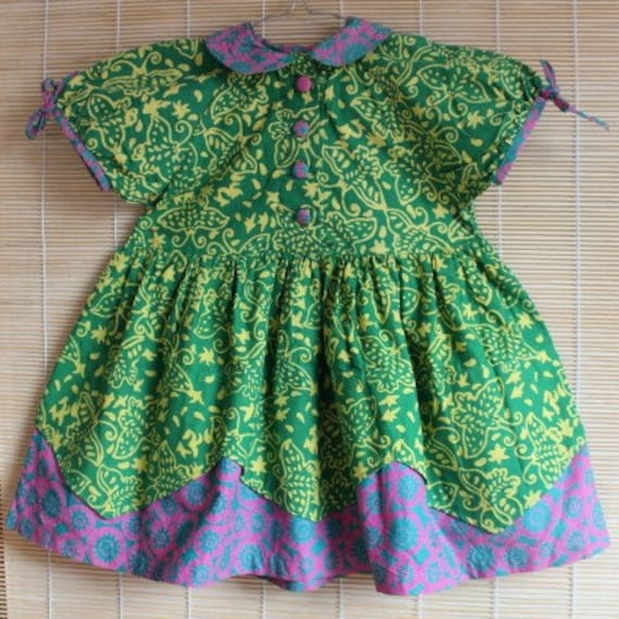 Ein Buntes Hübsches Kleidchen Für Mädchen - Modell Lotus, Grün/Rosa 100% Baumwolle, Batik von AnakBobok