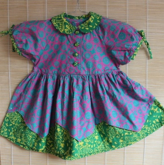 Ein Buntes Hübsches Kleidchen Für Mädchen - Modell Lotus, Rosa/ Grün, 100% Baumwolle, Batik von AnakBobok