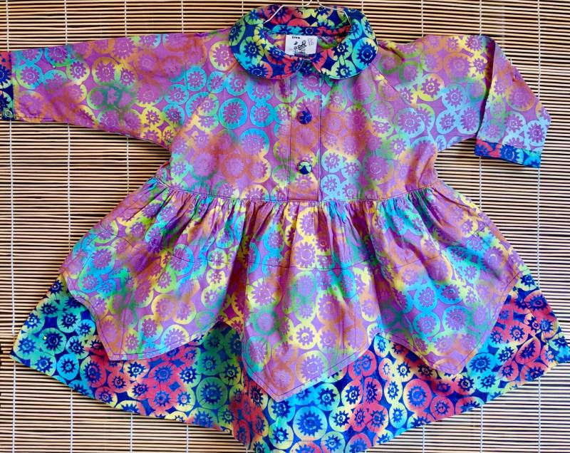 Ein Hübsches Buntes Kleid Für Mädchen - Modell Lotus, Violett-Blau, 100% Baumwolle, Batik von AnakBobok