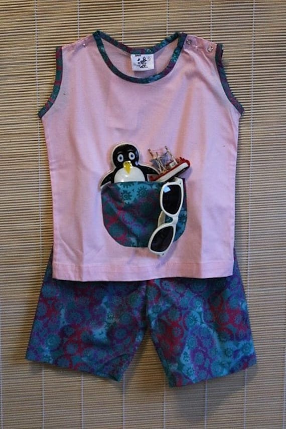 Ein Süßer Verspielter Kinder-Tank-Top Mit Einer Vordertasche Batik Applikationen , 100 % Baumwolle von AnakBobok