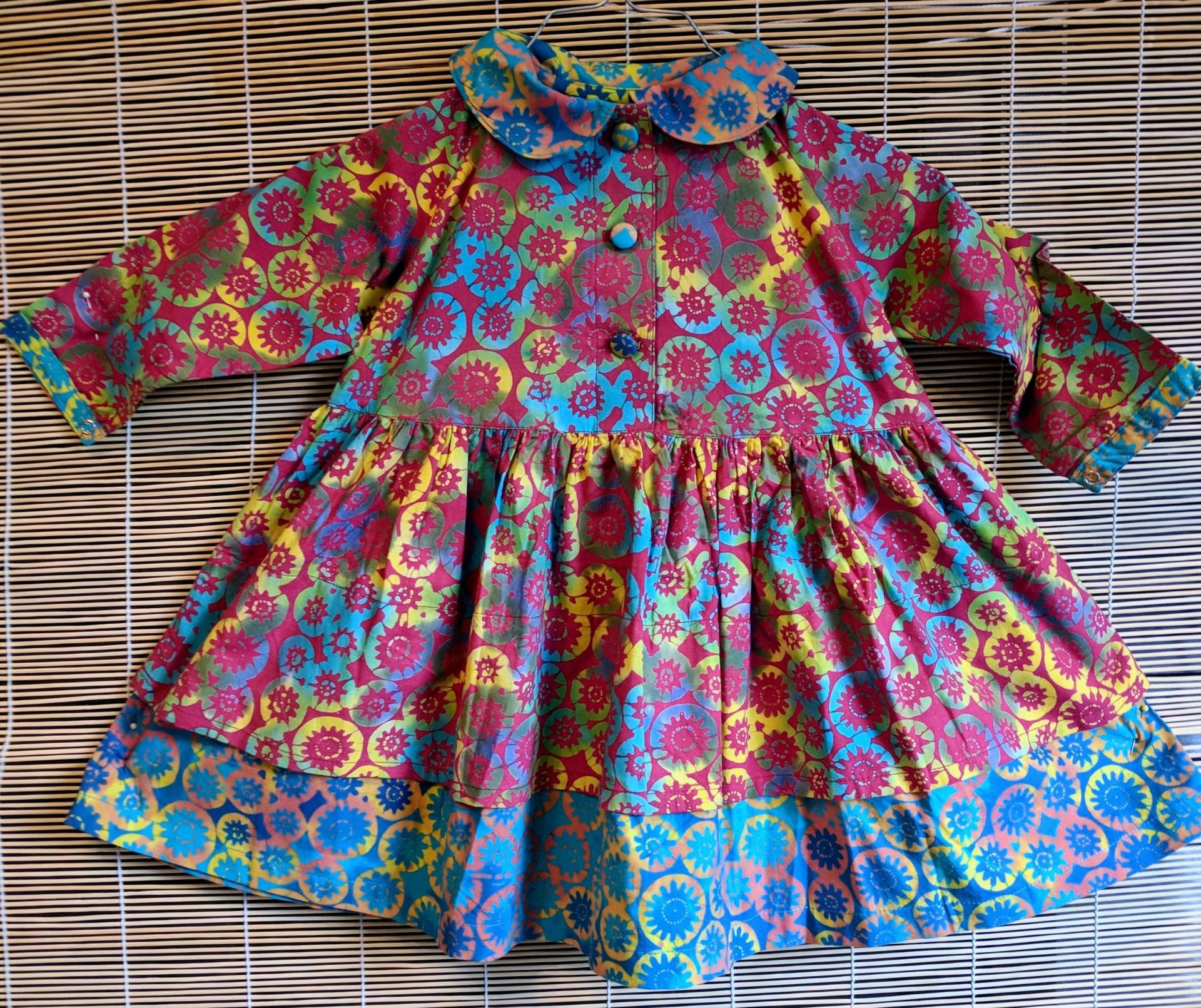 Ein Süßes Buntes Blumen Kleidchen, Batik Kleid Für Mädchen - Modell Mawar- Rot-Blau.100% Baumwolle von AnakBobok