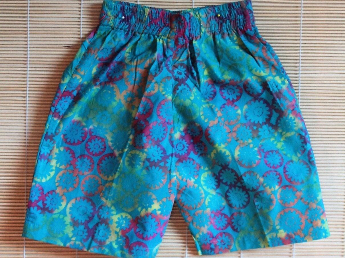 Eine Bunte Süße Kurze Shorts Batik, Blau/Regenbogen, 100% Baumwolle von AnakBobok