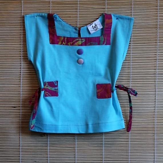 Eine Hübsches Kleines Top, T-Shirt Blau Mit Pink Batik Applikation Für Kleine Mädchen von AnakBobok