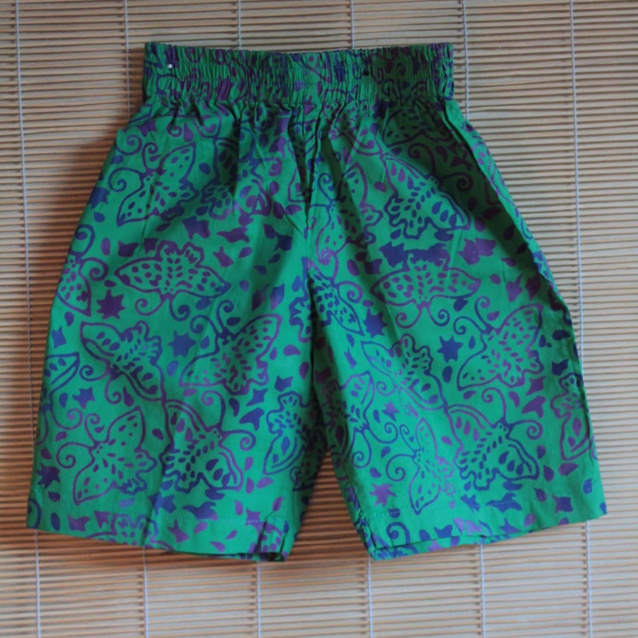 Eine Süße Kurze Batik Shorts in Grün/Lila, 100 % Baumwolle von AnakBobok