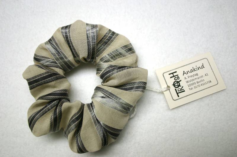 Zarter Satin-Chiffon Scrunchie Mit Schimmer-Effekt Handmade Berlin Zarter Satin-Chiffon Scrunchie Mit Schimmer-Effekt Handmade Berlin von TrashBerlin