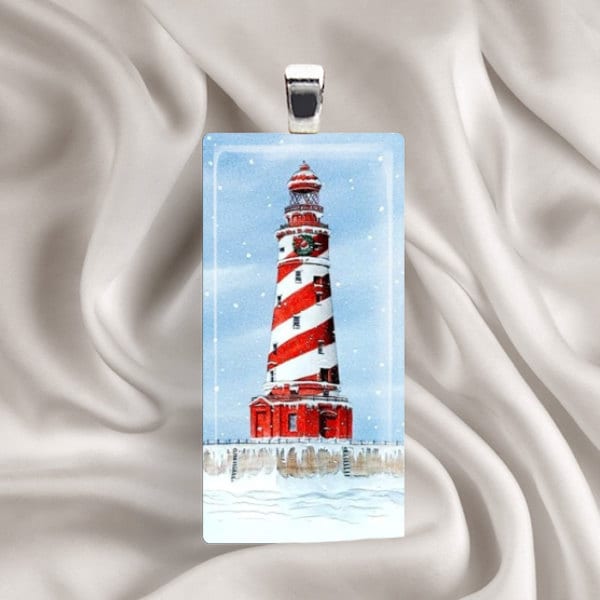 Leuchtturm-Halskette, Winter-Leuchtturm - Weihnachtsanhänger, Winter-Halskette, Winter-Anhänger, Feiertage, Strand von Analiese