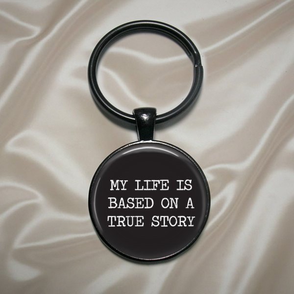 My Life Is Based On A True Story Anhänger, Halskette Oder Schlüsselanhänger - Auswahl Aus 4 Einfassungsfarben Lustiges Zitat von Analiese
