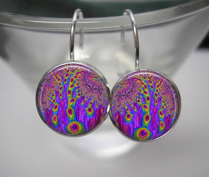 Neon Pfau Fraktal - 12 Mm Klappbrisuren in Glänzendem Silber Passender Anhänger Und Kette Erhältlich, Ohrhänger von Analiese