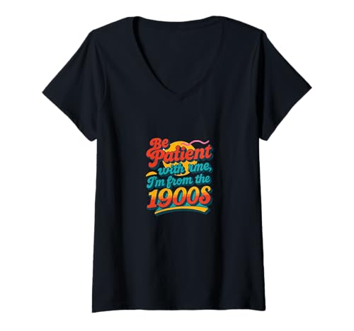 Damen Hab Geduld mit Mir Ich komme aus den 1900er Jahren Lustiges Millennial Gen X T-Shirt mit V-Ausschnitt Damen Hab Geduld mit Mir Ich komme aus den 1900er Jahren Lustiges Millennial Gen X T-Shirt mit V-Ausschnitt von Analog Era Humor Collective Arts