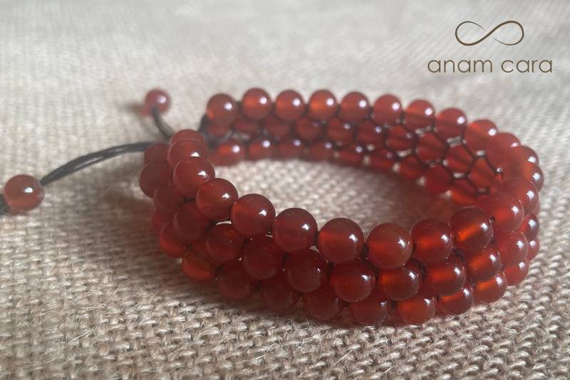 Karneol Armband in Drei Strängen Verstellbar Makramee-Bindung von AnamCaraIreland