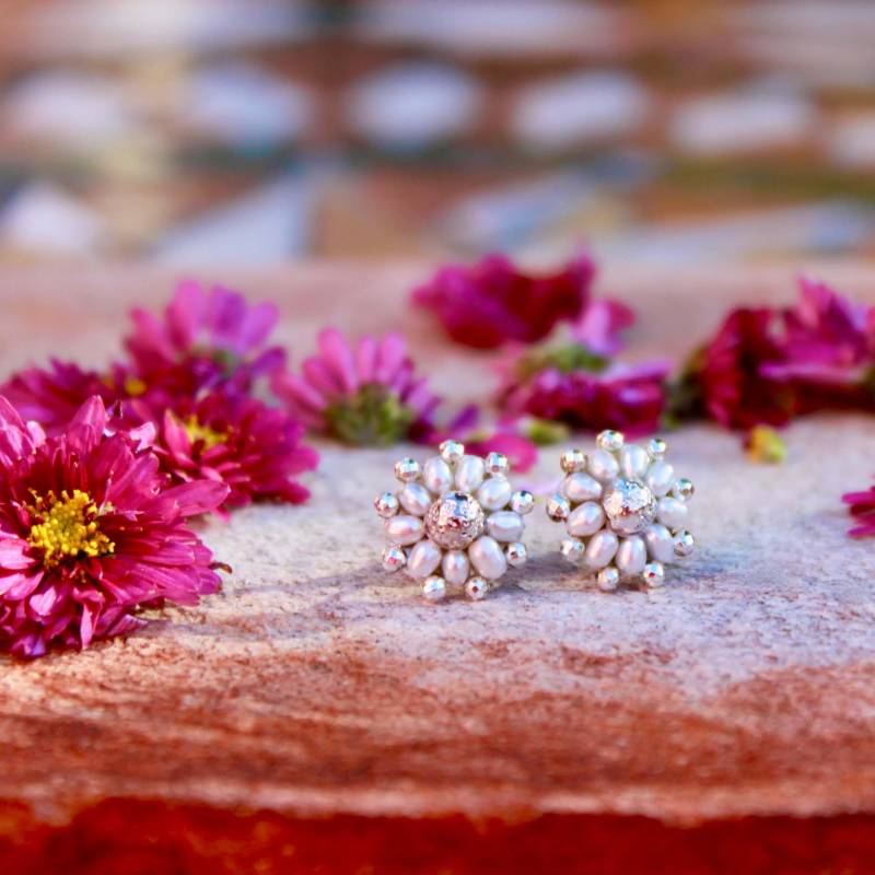 Ohrstecker "Elfenblüten Silber". Liebevoll Handgefertigt Aus Süsswasserperlen, Lavastein & Hämatit. Heilende Steine Glück Und Freude Ohrstecker "Elfenblüten Silber". Liebevoll Handgefertigt Aus Süsswasserperlen, Lavastein & Hämatit. Heilende Steine Glück Und Freude von AnamKaraSoulJewelry