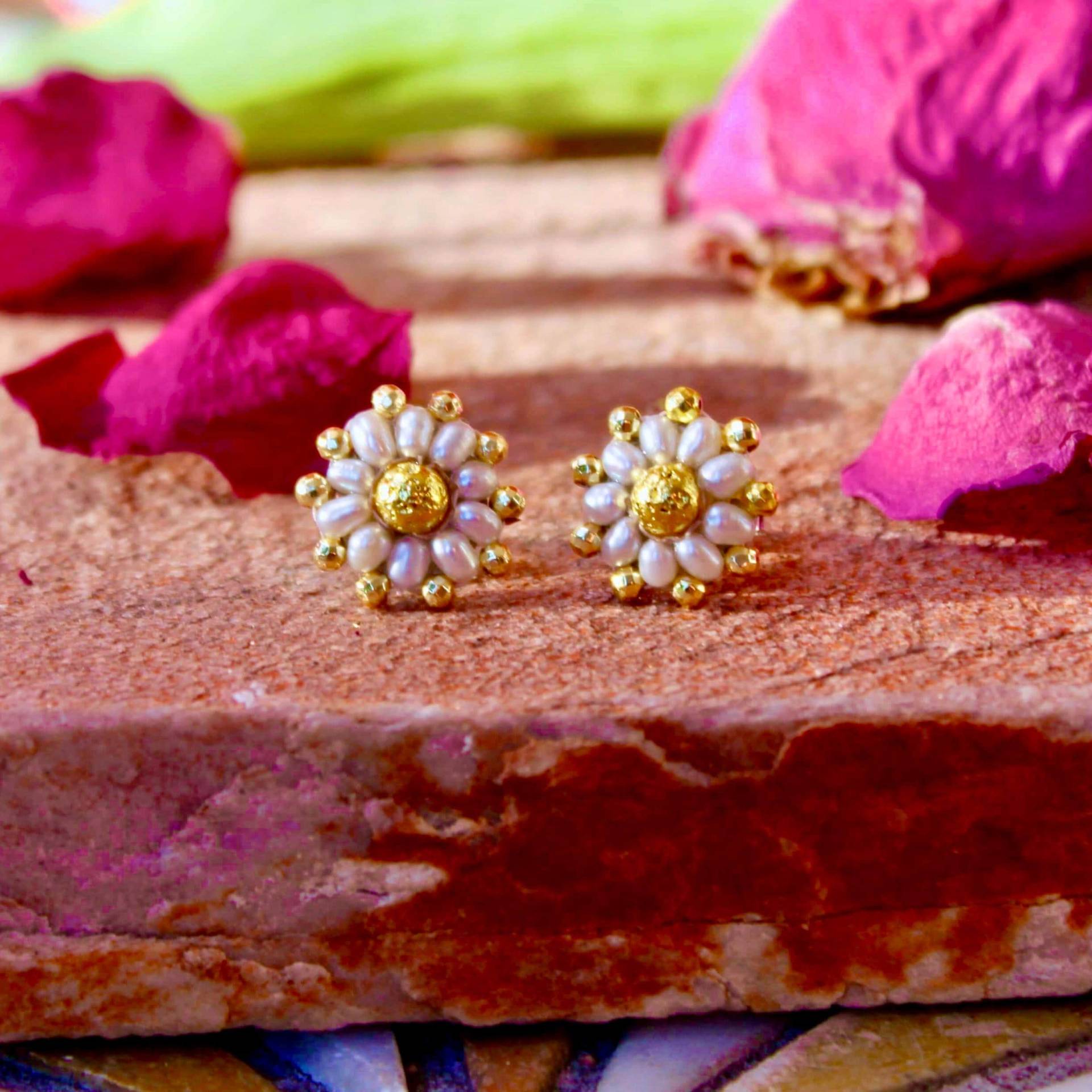 Ohrstecker "Elfenblüten Gold". Liebevoll Handgefertigt Aus Süsswasserperlen, Lavastein & Hämatit. Heilende Steine Glück Und Freude von AnamKaraSoulJewelry