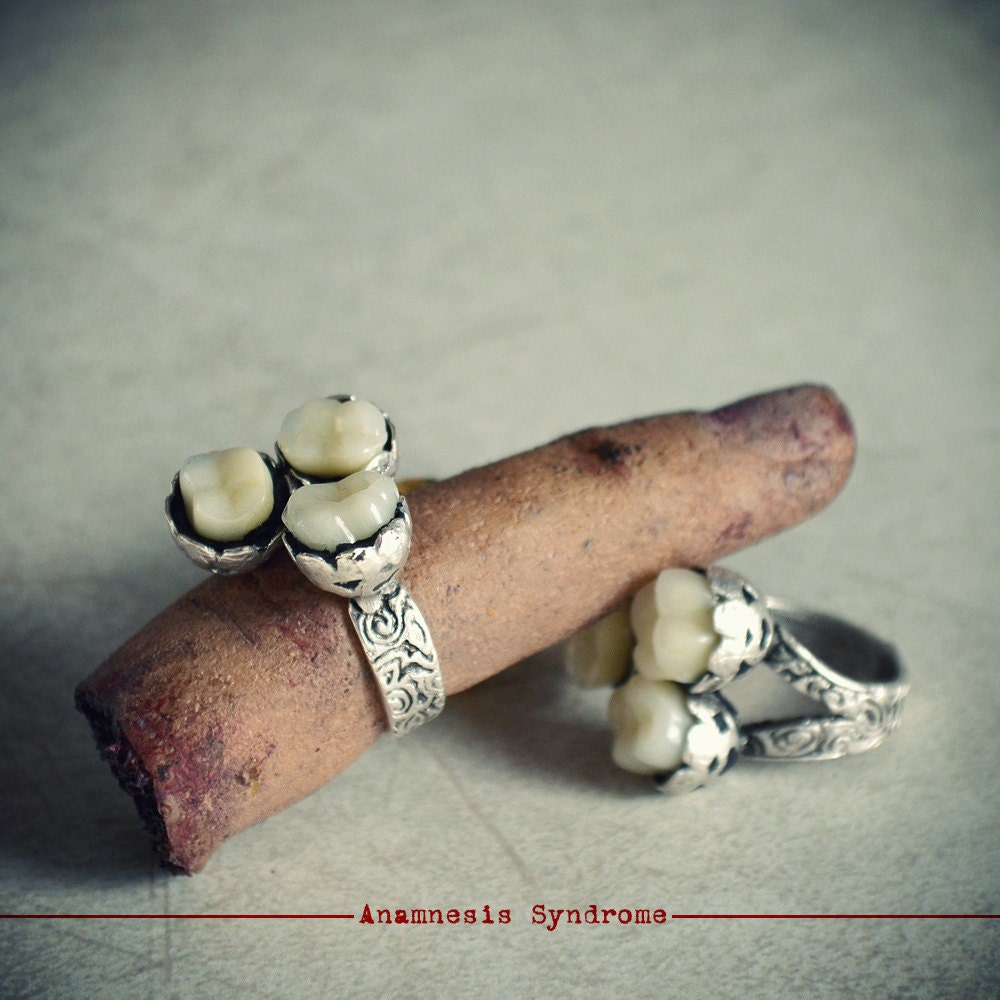 1 Gothic-Ring Mit Nachbildung Menschlicher Zähne, Rückseite Aus Antiksilber. Handgefertigter Makabrer Schmuck Im Hexen - Oder Horror-stil. Auf 1 Gothic-Ring Mit Nachbildung Menschlicher Zähne, Rückseite Aus Antiksilber. Handgefertigter Makabrer Schmuck Im Hexen - Oder Horror-stil. Auf von AnamnesisSyndrome