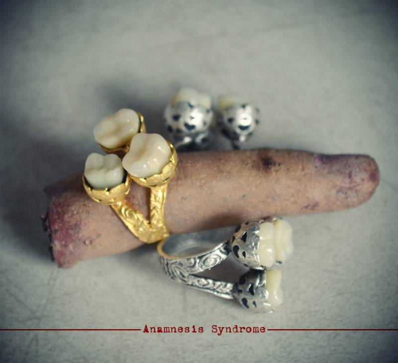 1 Großer „Dreizahn"-Ring Mit | Falschen Menschlichen Backenzähnen Auf Einem Antiken, Tribalen, Gotischen, Düsteren Und Gruseligen Goldträger 1 Großer „Dreizahn"-Ring Mit | Falschen Menschlichen Backenzähnen Auf Einem Antiken, Tribalen, Gotischen, Düsteren Und Gruseligen Goldträger von AnamnesisSyndrome