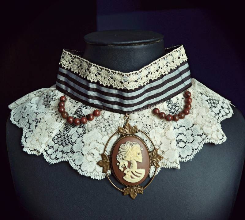 steampunk "steam-Pirate" Halsband Aus Beiger Spitze Und Gestreiftem Braunem Band steampunk "steam-Pirate" Halsband Aus Beiger Spitze Und Gestreiftem Braunem Band von AnamnesisSyndrome