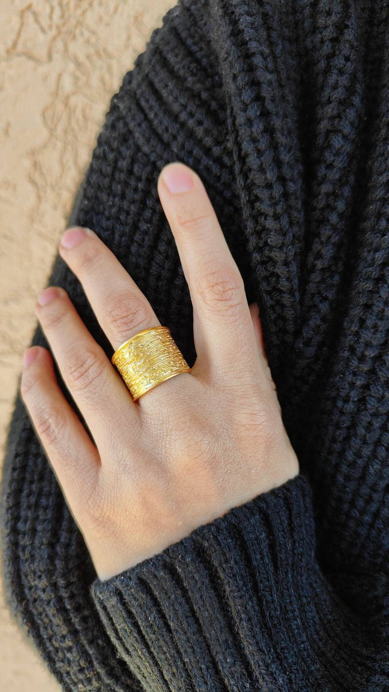 Handgefertigter Messingring 18Kt Gold, Poliert, Verstellbarer Statement-Ring Handgefertigter Messingring 18Kt Gold, Poliert, Verstellbarer Statement-Ring von AnantayabyMani
