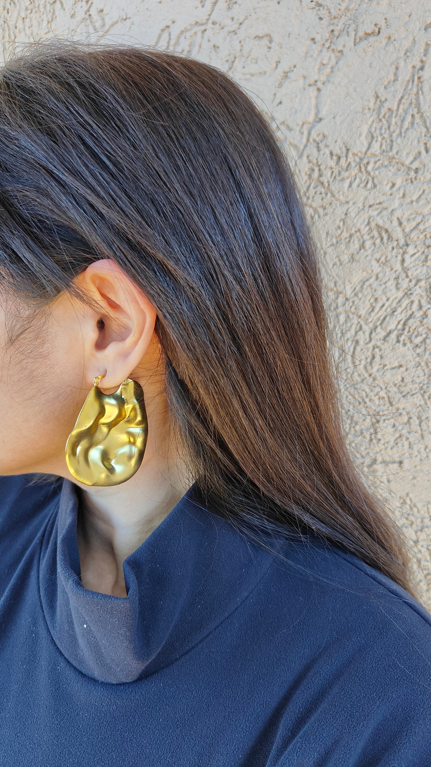 Handgemachte 18Kt Vergoldete Ohrringe Gehämmerter Statement Schmuck von AnantayabyMani