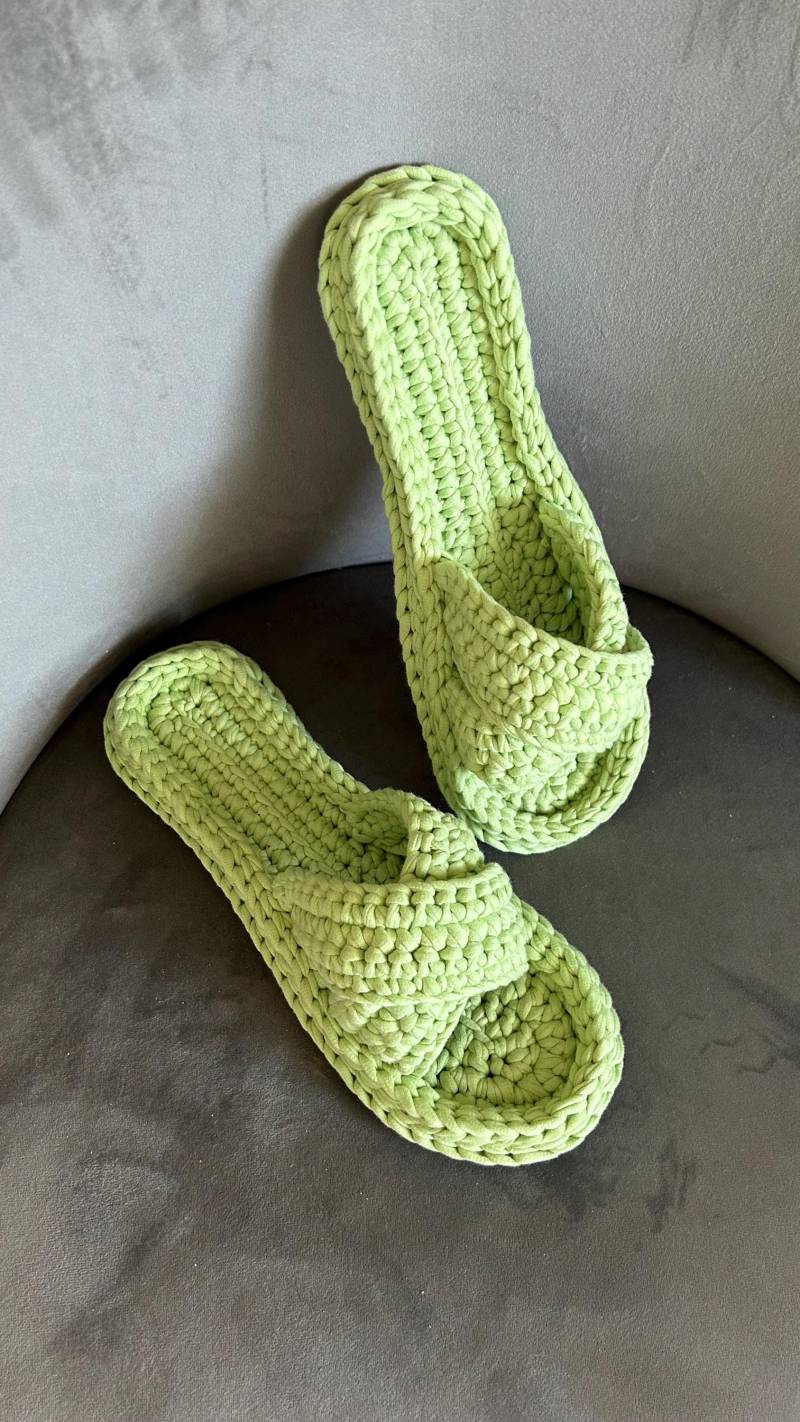 Gehäkelte Hausschuhe. Crochet Slippers. Strickschuhe. Damenschuhe. Pantoffeln. Criss Cross. Schlappen Gehäkelte Hausschuhe. Crochet Slippers. Strickschuhe. Damenschuhe. Pantoffeln. Criss Cross. Schlappen von AnascheiDesign