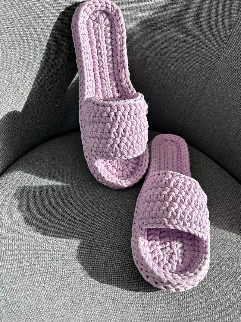 Gehäkelte Hausschuhe. Crochet Slippers. Strickschuhe. Damenschuhe. Pantoffeln. Criss Cross. Schlappen Gehäkelte Hausschuhe. Crochet Slippers. Strickschuhe. Damenschuhe. Pantoffeln. Criss Cross. Schlappen von AnascheiDesign