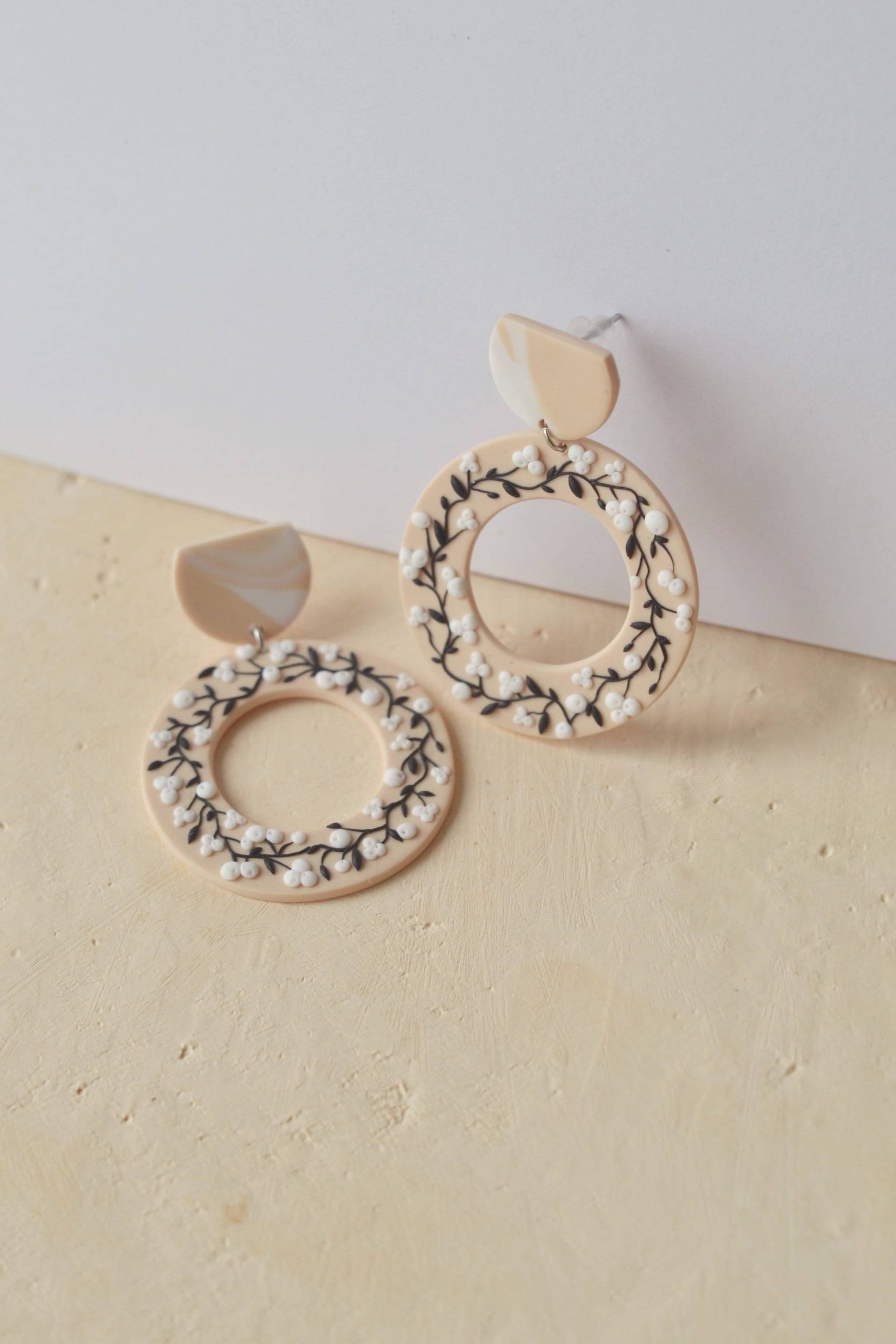 statement-Blumenohrringe, Blumenohrringe, Blumenohrstecker, Beige Kreisohrringe, Geschenk Für Sie, Brautjungfern-Geschenk von AnastasiaFioriBijou