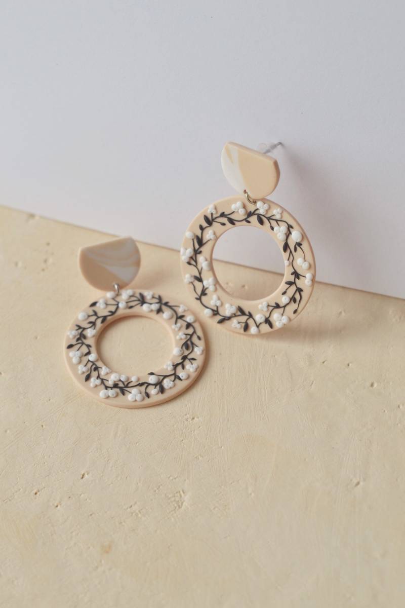 statement-Blumenohrringe, Blumenohrringe, Blumenohrstecker, Beige Kreisohrringe, Geschenk Für Sie, Brautjungfern-Geschenk statement-Blumenohrringe, Blumenohrringe, Blumenohrstecker, Beige Kreisohrringe, Geschenk Für Sie, Brautjungfern-Geschenk von AnastasiaFioriBijou