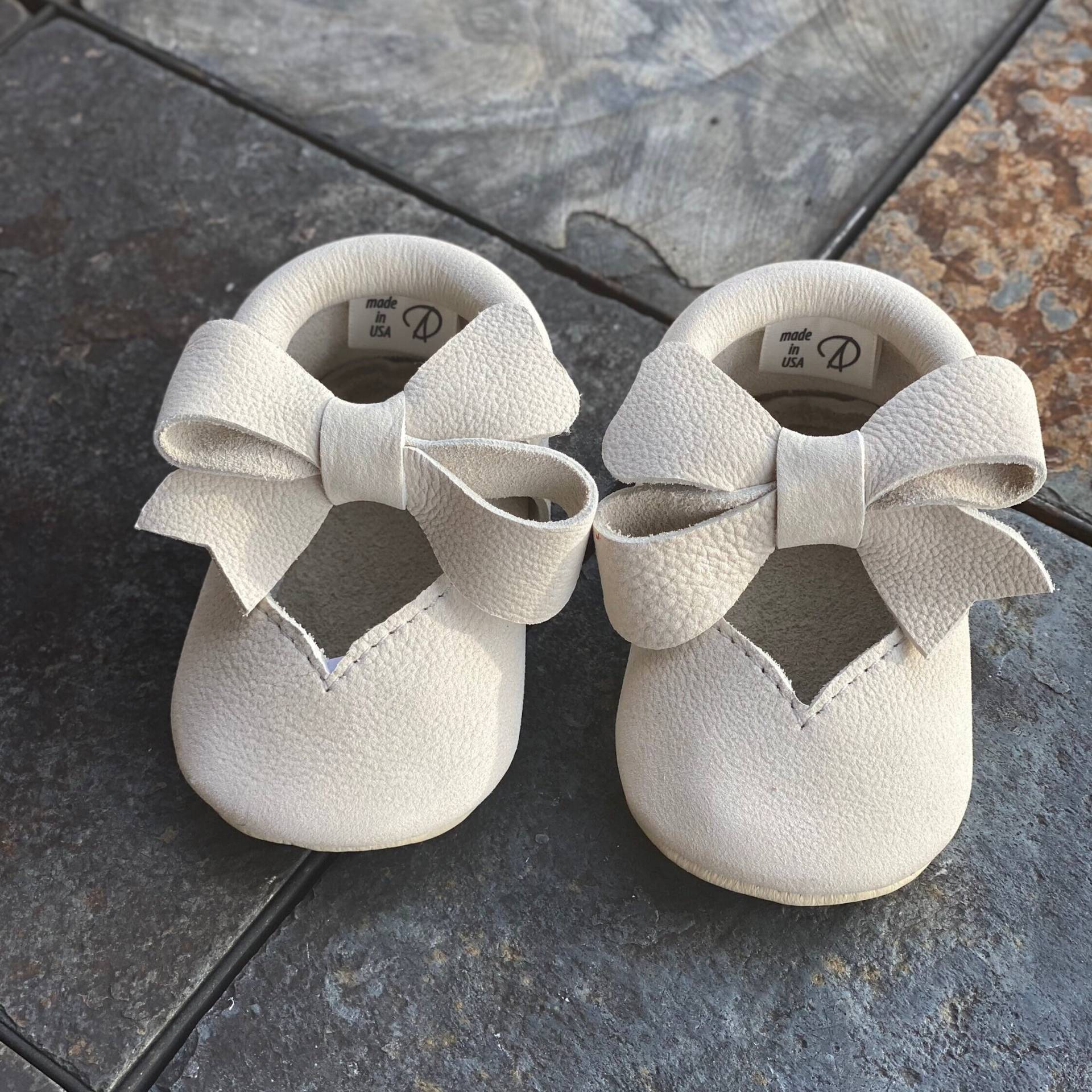 Baby Mokassins, Cremeweiße Sommer Mary Jane Mädchen Schuhe, Kleinkind Soft Sole von AnastasiyDesign