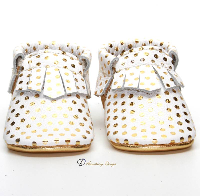 Handgefertigte Leder Baby Mokassins Gold Punkte Fransen Schuhe von AnastasiyDesign