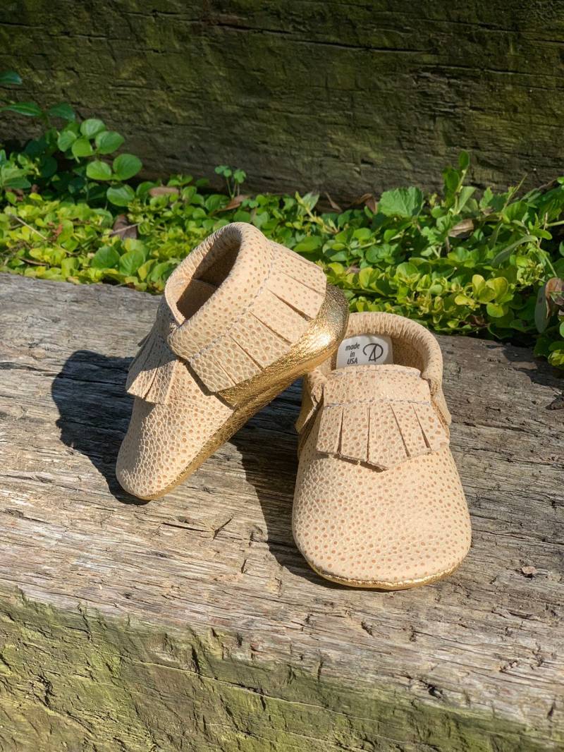 Baby Mokassins, Hellbraun Und Gold Polka Dot Fransen Leder Mädchen Kleinkind Schuh von AnastasiyDesign