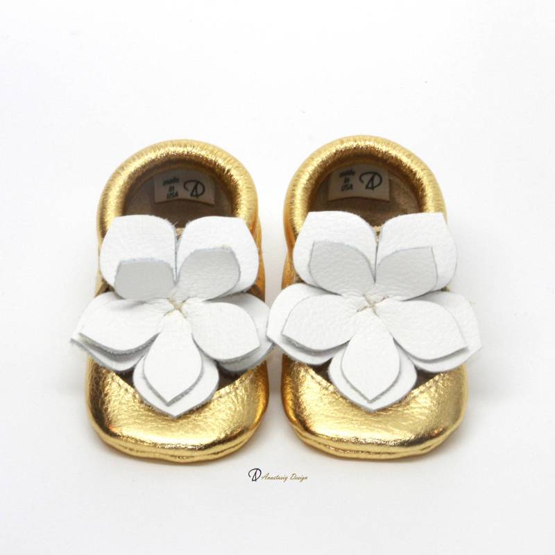 Baby Mokassins Aus Leder Goldblumen Mary Janes, Weiche Sohle Krippenschuhe von AnastasiyDesign