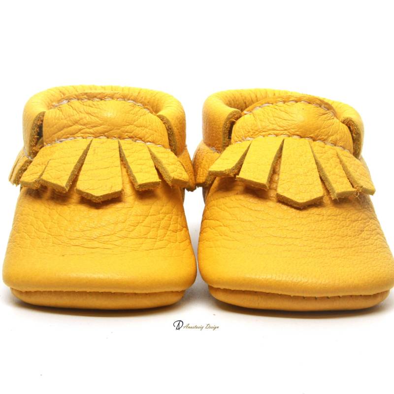 Handgefertigte Gelbe Leder Baby Mokassins Mit Fransen von AnastasiyDesign