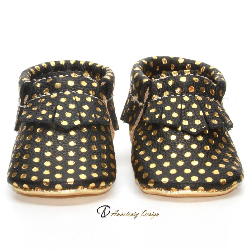 Handgefertigte Leder Baby Mokassins Schwarz & Gold Punkte Schuhe von AnastasiyDesign