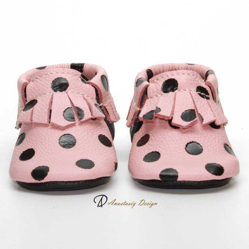Handgefertigte Leder Baby Mokassins Rosa Gepunktete Fransen Schuhe von AnastasiyDesign