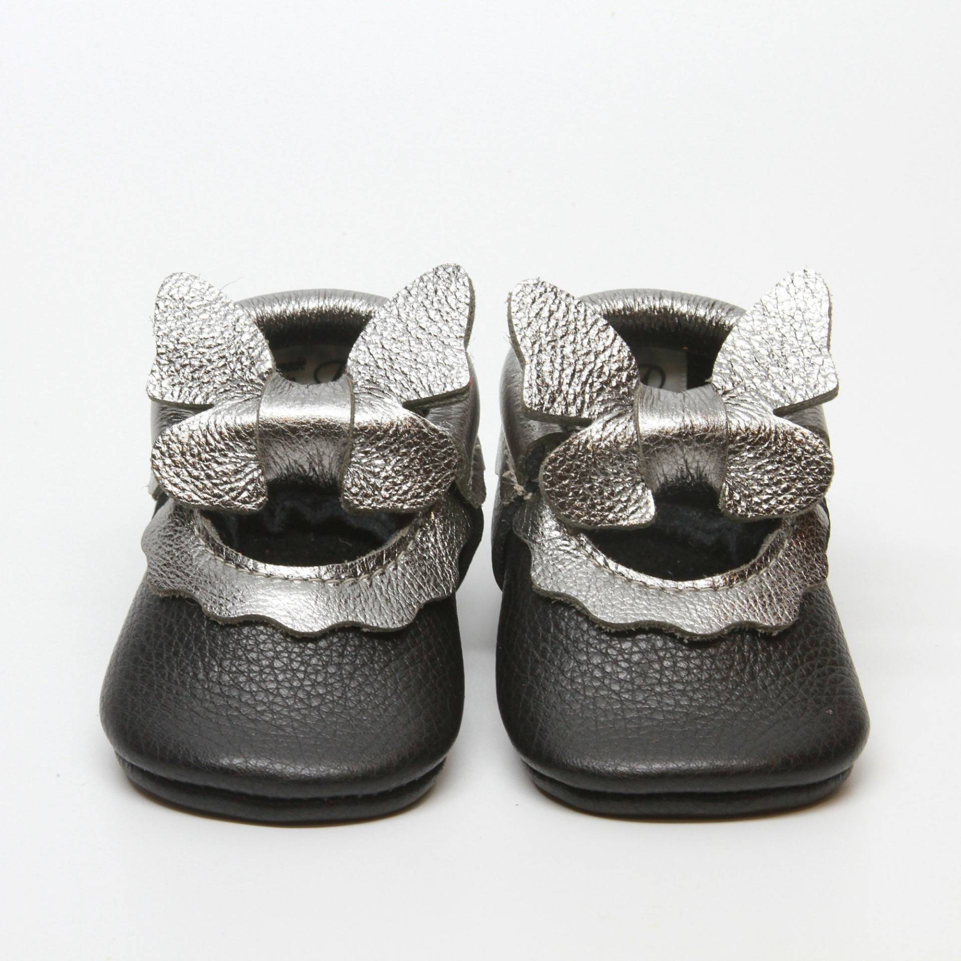 Baby Mokassins, Schwarze Kombination Schmetterling Mary Jane Mädchen Schuhe, Kleinkind Mokassins Weichsohle Babyschuhe von AnastasiyDesign