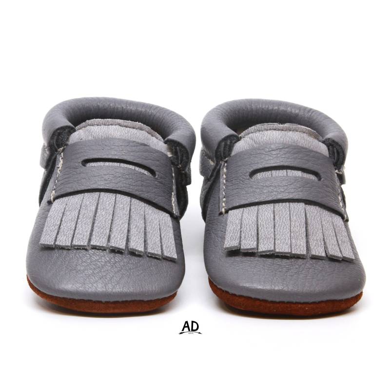 Baby Mokassins Grau Fransen Leder Babyschuhe Boy Wildleder Boden Mädchen Schuhe Jungen Moccs von AnastasiyDesign