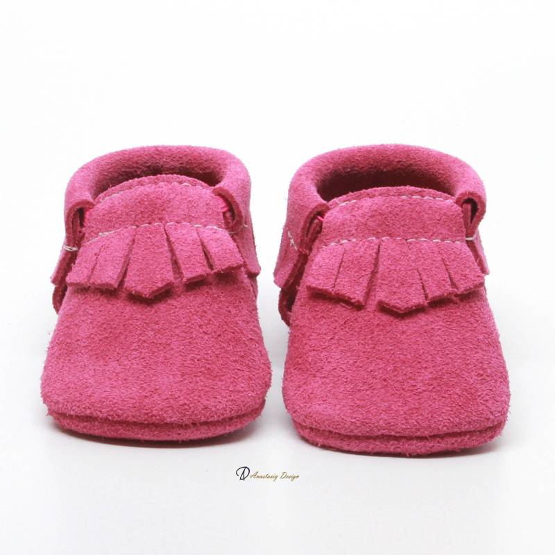 Handgefertigte Leder Baby Mokassins Hot Pink Wildleder Fransen Schuhe von AnastasiyDesign