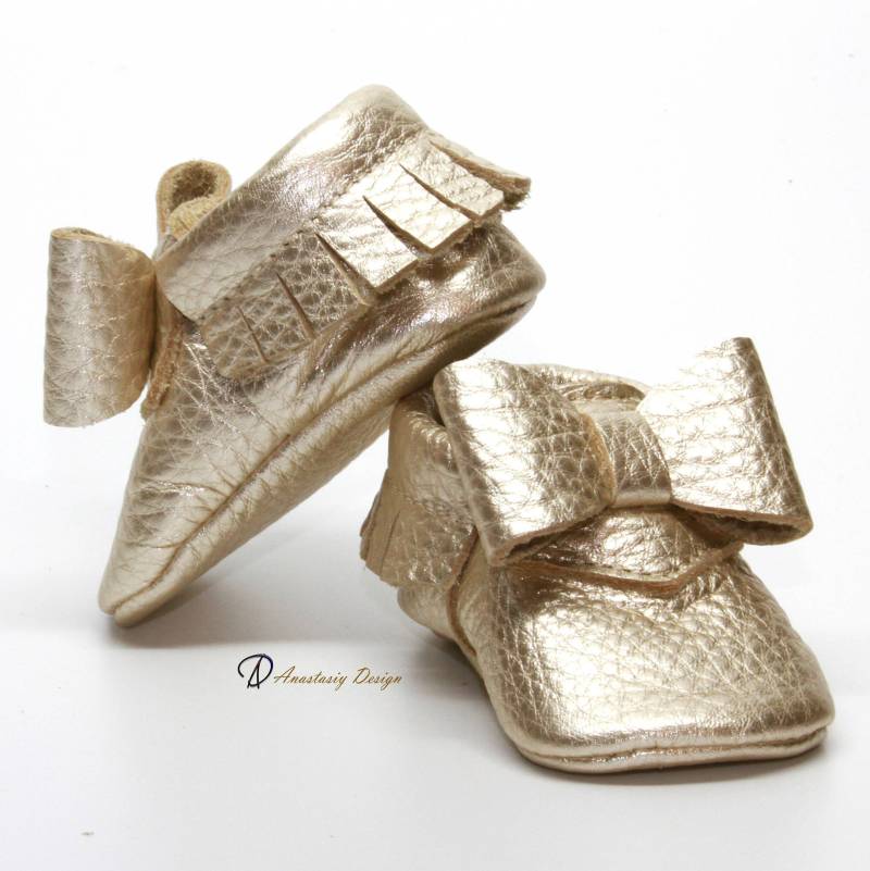 Handgefertigte Leder Baby Mokassins Platinfarbene Fransen Schleifen Schuhe von AnastasiyDesign