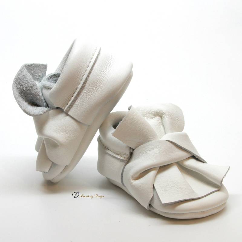 Baby Mokassins Leder Weiß Twisted Bow Mädchen Rosa Babymädchen Schuhe von AnastasiyDesign