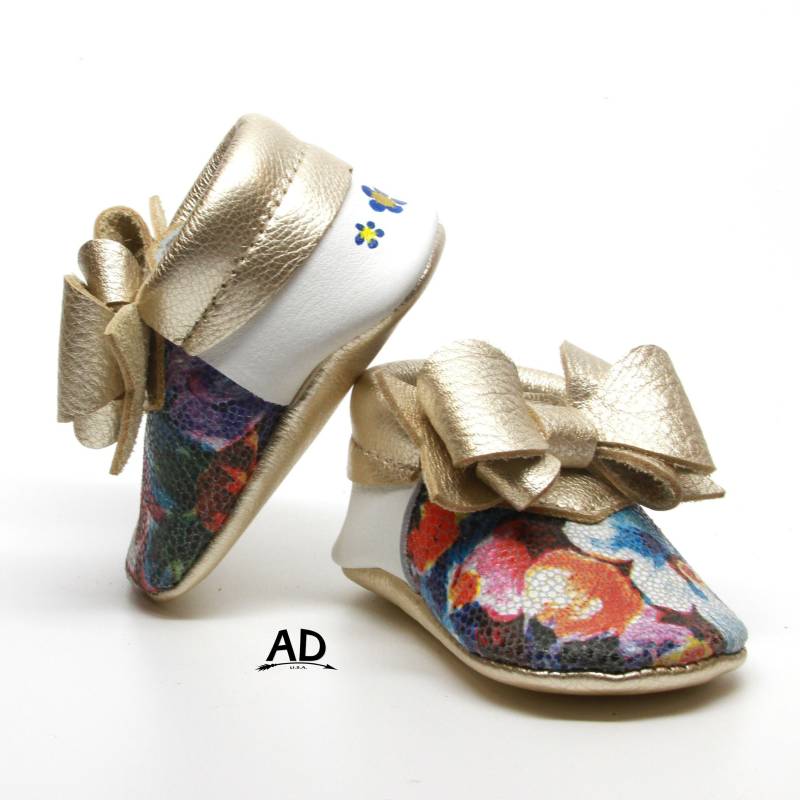 Baby Mokassins Perfekte Schleife Blume Und Hellgold Leder Mädchen Schuhe Prinzessin von AnastasiyDesign