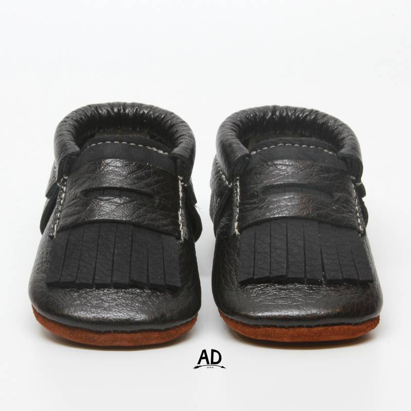 Baby Mokassins Schwarz Fransen Leder Babyschuhe Boy Wildleder Boden Mädchen Schuhe Jungen Moccs von AnastasiyDesign