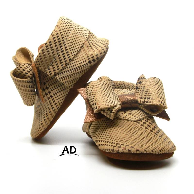 Perfekte Schleife Braun Und Gold Leder Baby Mokassins Mit Toast Wildleder Boden Mädchen Schuhe Prinzessin von AnastasiyDesign